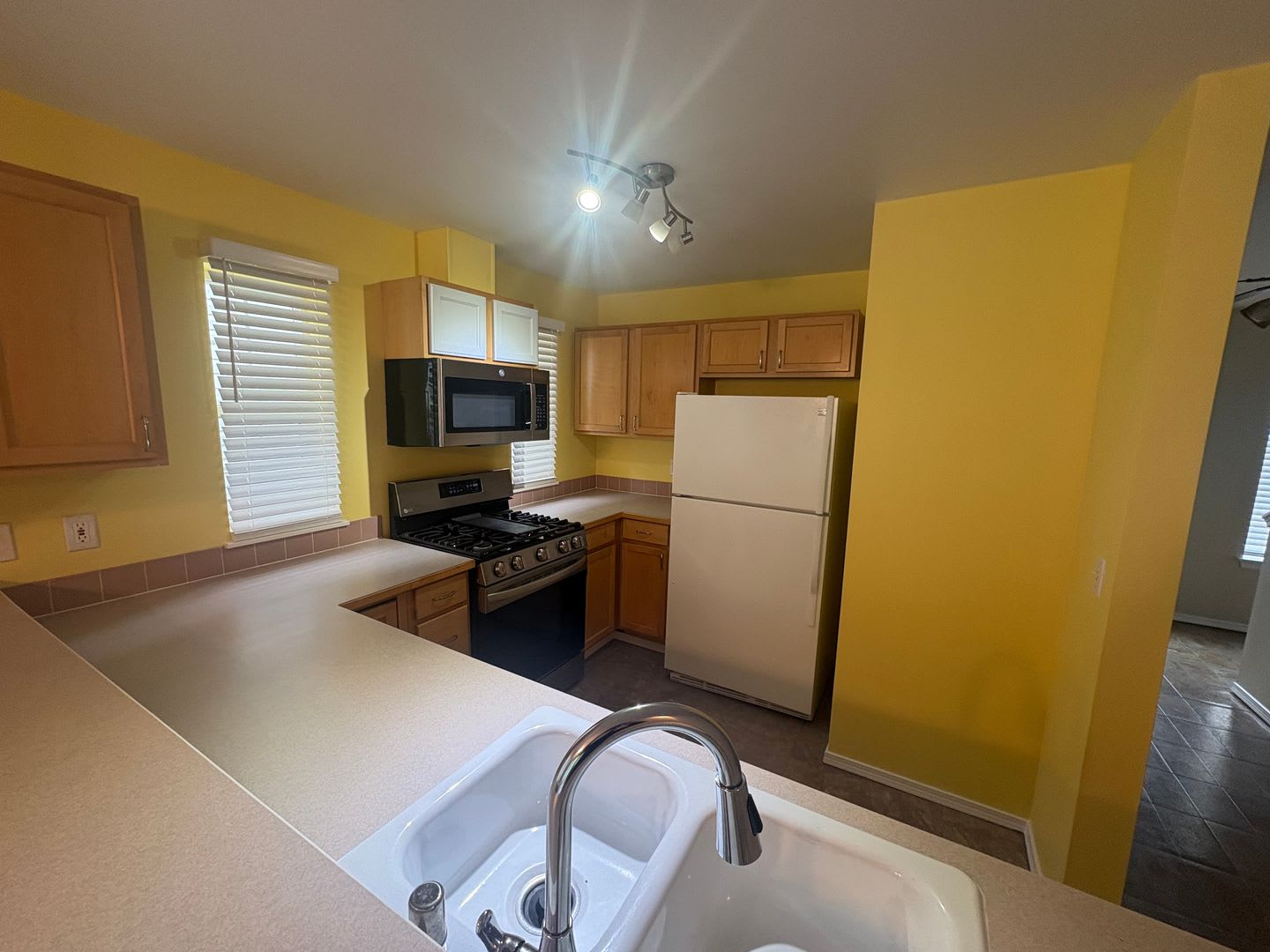 Bright Spacious Townhome With Stylish Upgrades In Pinehurst Roosevelt – photo 3