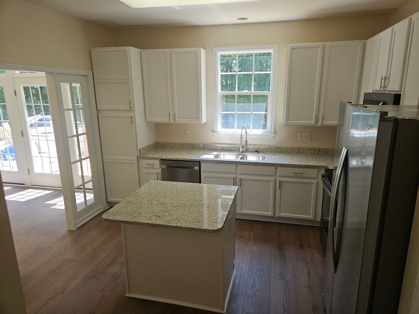 Incredible end unit townhome!! 3br/2.5ba, sunroom, great schools!! Available Now! – photo 5
