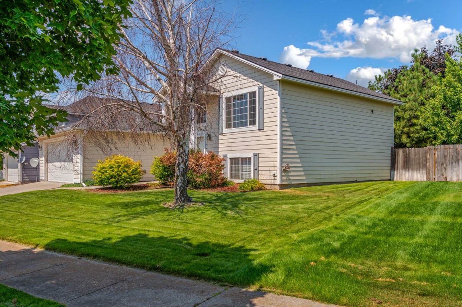 5 bed 3 bath split level near State Line – photo 3