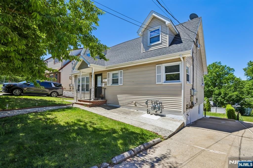 481 Macarthur Avenue – photo 1