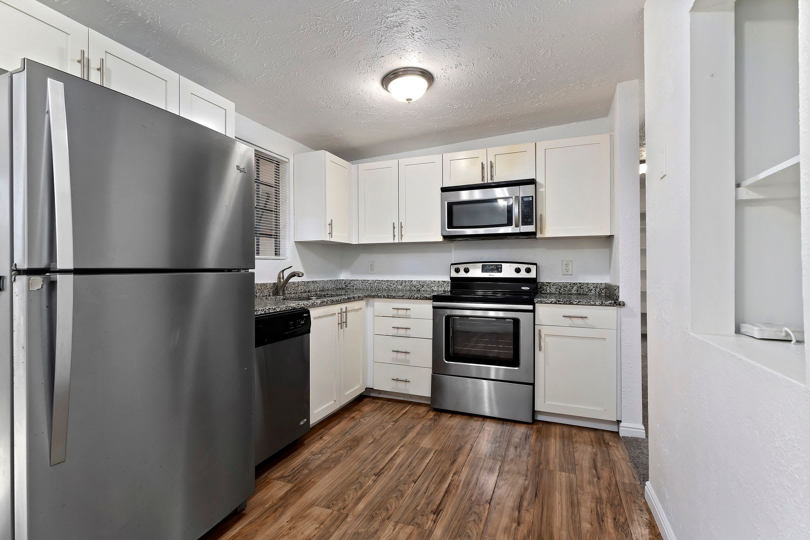 NO LEASING FEE + $300 OFF FIRST MONTH'S RENT! Updated 6 bedroom home is a must see!! – photo 4