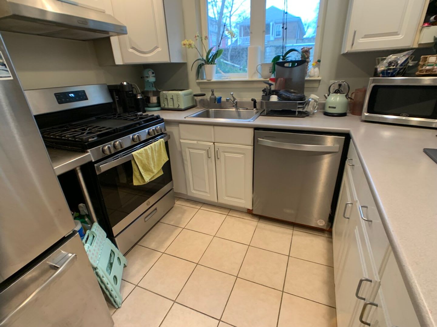 Near Bu Massive Single Family Home Over 3000 Sq Ft And Laundry In Unit – photo 1