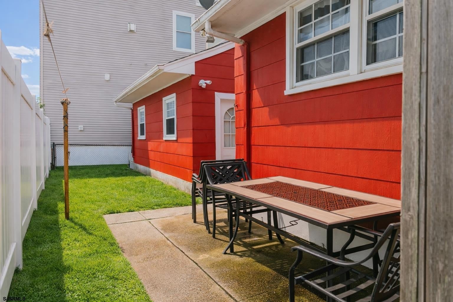 1118 Beach Ave W – photo 4