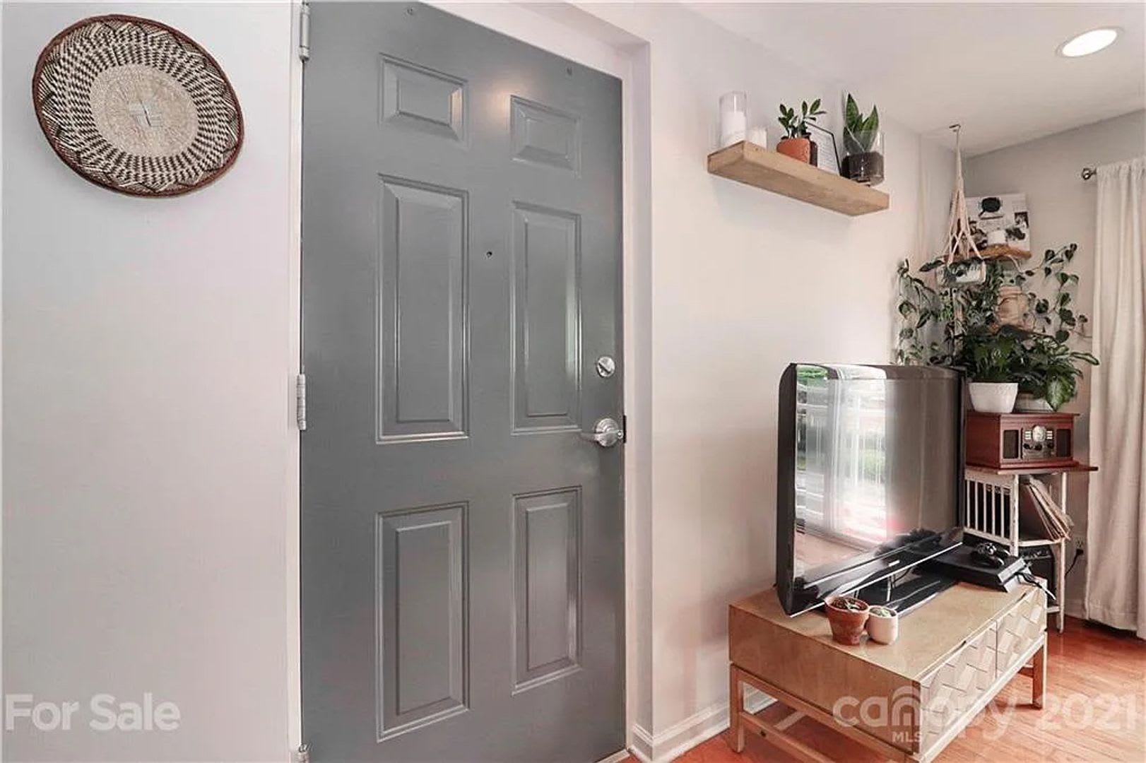 Room in 2 Bedroom Home at Donatello Ave – photo 4