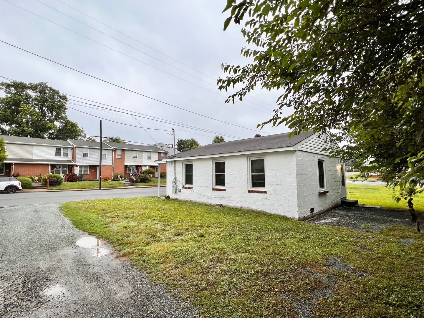 Newly Remodeled Cottage near downtown, walk to Kardinal Hall, Sticks & Health Food Store! – photo 3