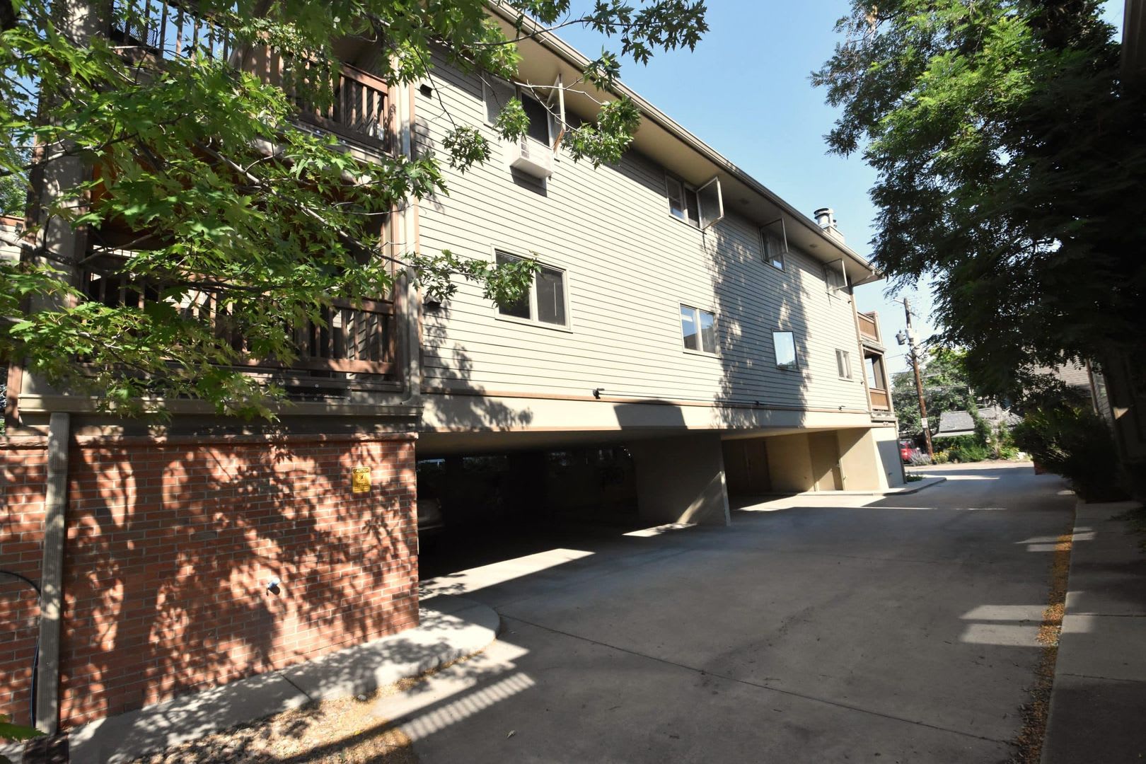1 Bedroom Apartment at 19th and Walnut, the perfect downtown location! – photo 2