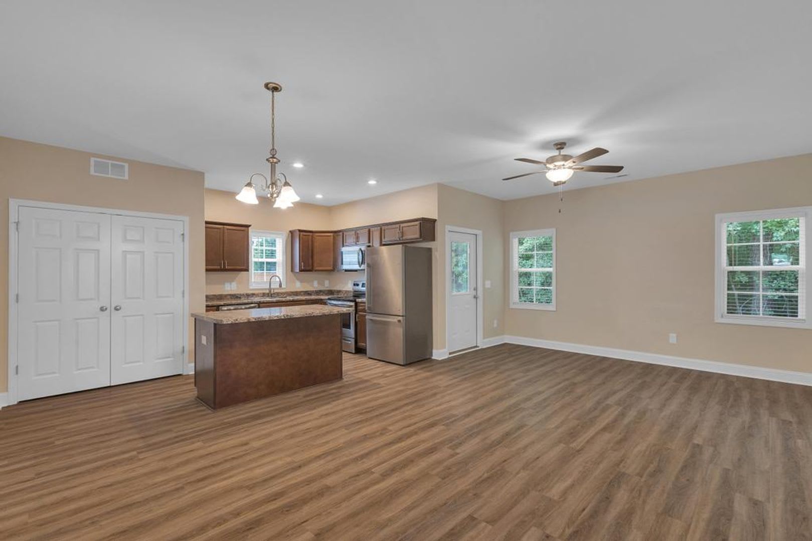 Beautiful Newly Built Home – photo 5