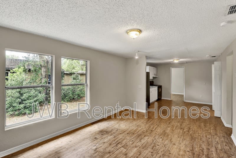 485 58th St W – photo 4