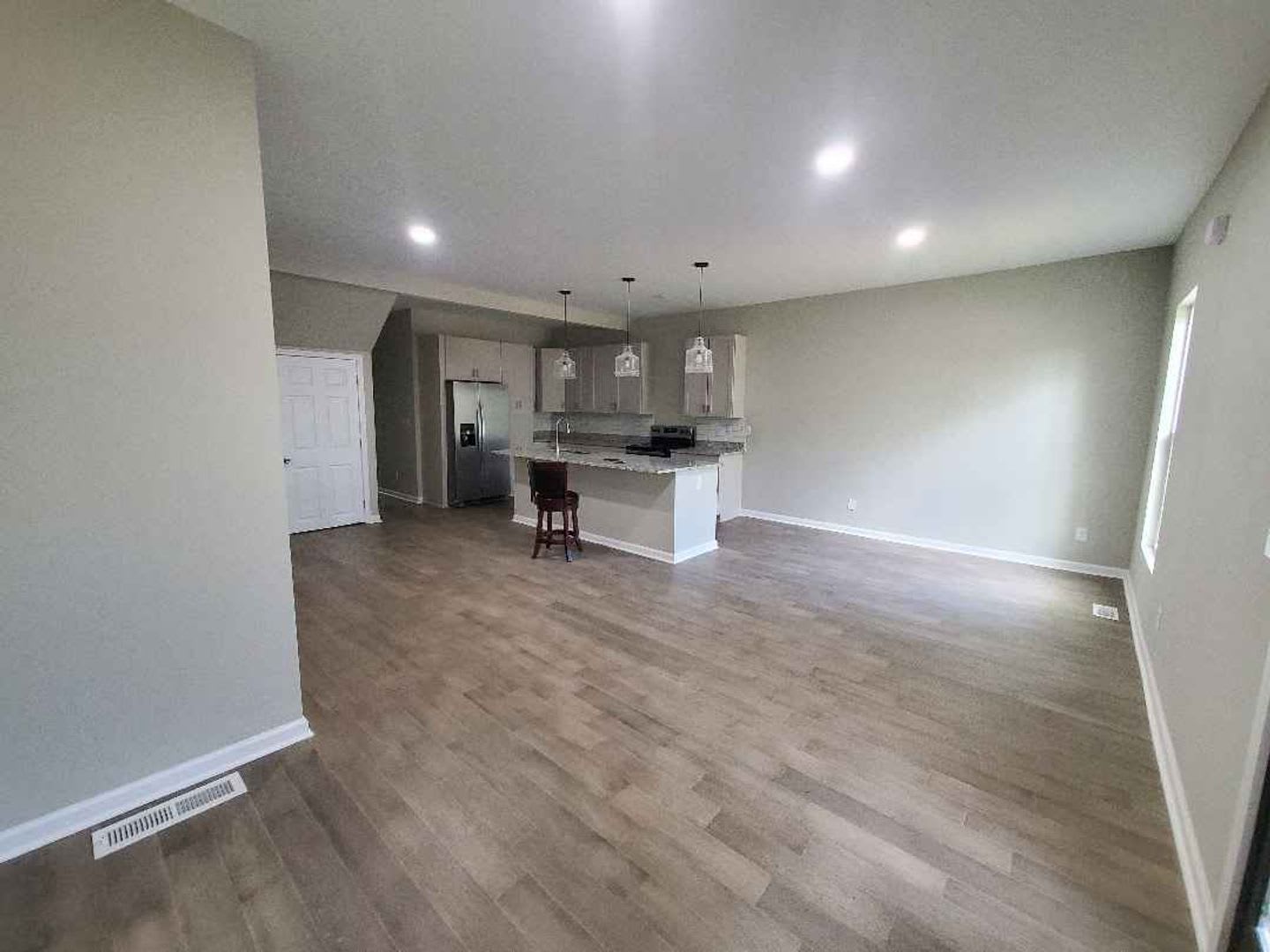 Room In 4 Bedroom Home At Athens Ave – photo 5