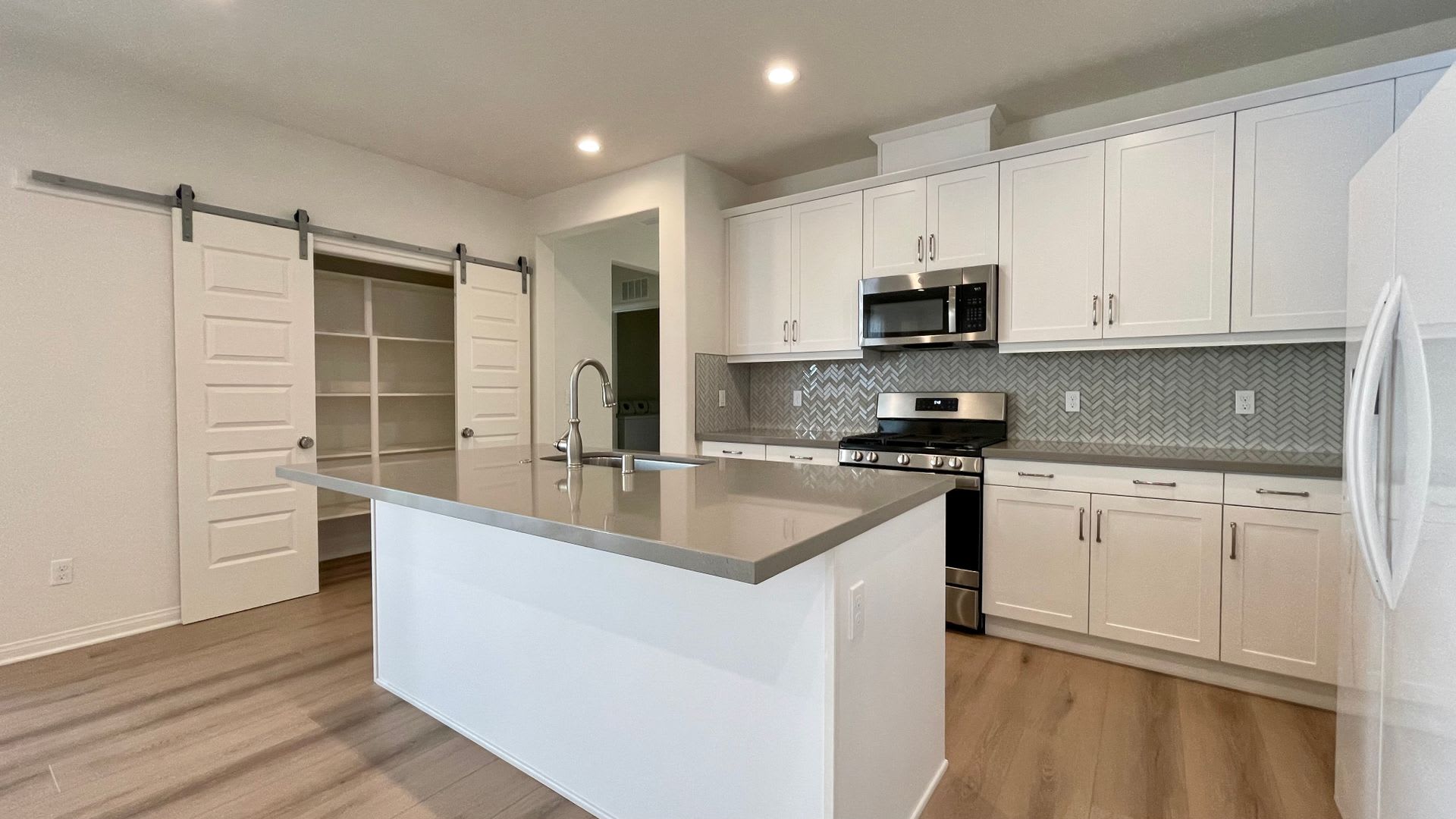 Single-Level 3-Bedroom House in Righetti Ranch with Air Conditioning – photo 2