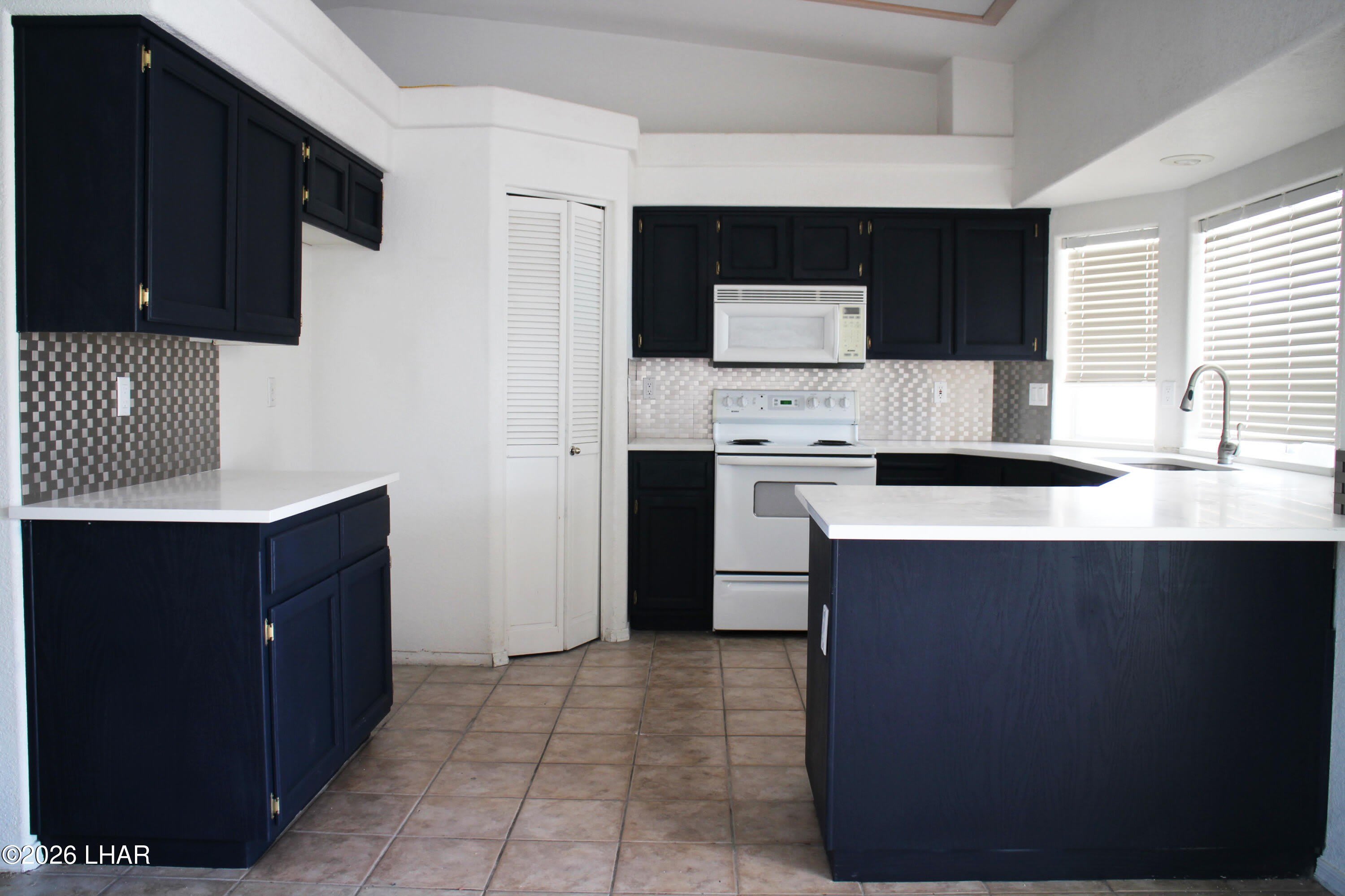 906 Desert View Dr – photo 3