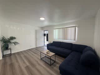 9404 S. Figueroa St.#4 – photo 2