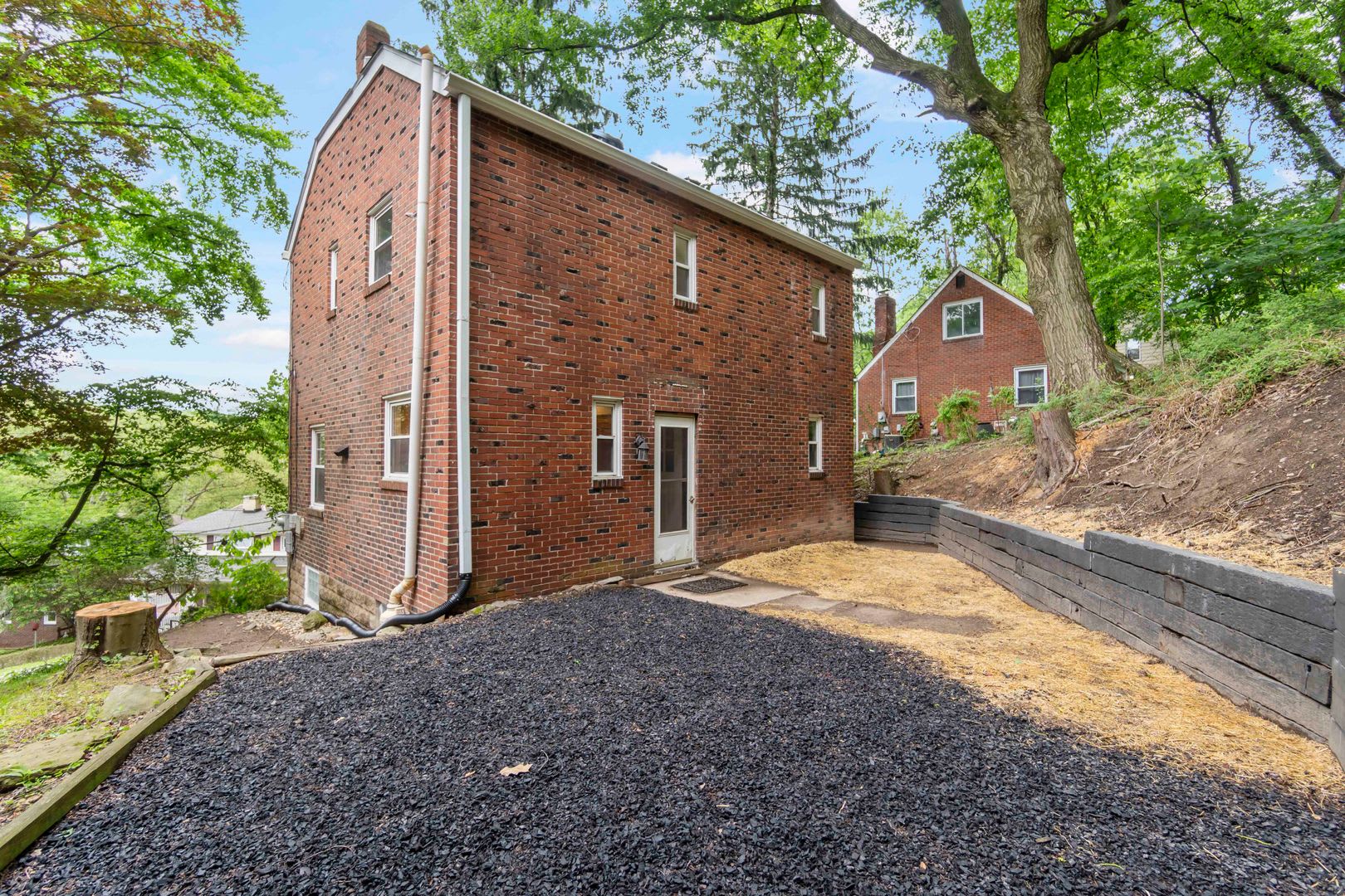 READY FOR MOVE IN! Don't miss this UPDATED 3-bedroom in Forest Hills! – photo 3