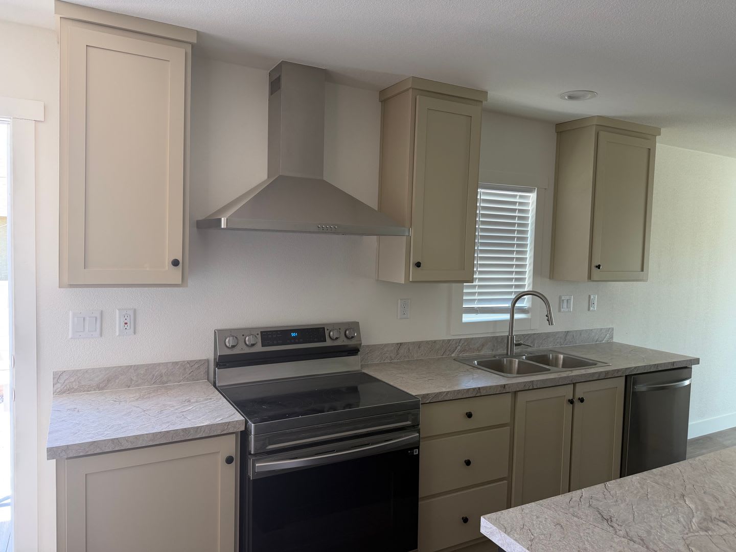 3 Bedroom 2 Bath Home Near Tropicana & Nellis – photo 2