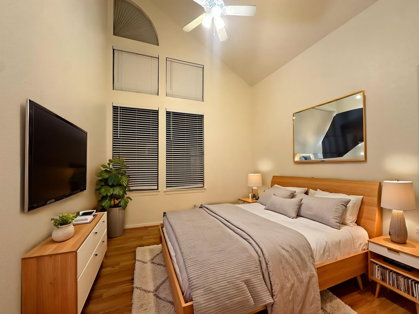 UT PRE LEASE: West Campus 2bd / 2ba Cathedral ceilings, Huge windows, Good Roommate floor-plan – photo 1