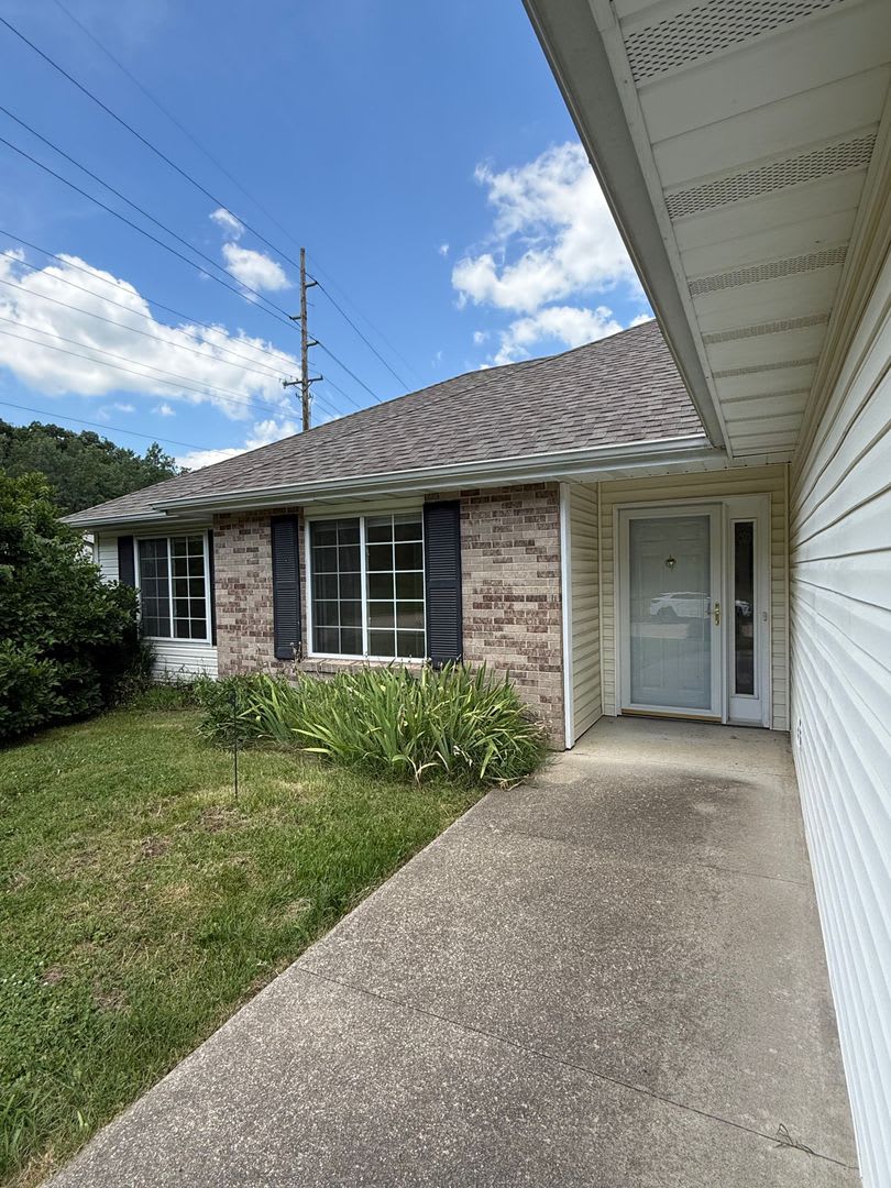 3 bed 2 bath Home with fenced in backyard – photo 3