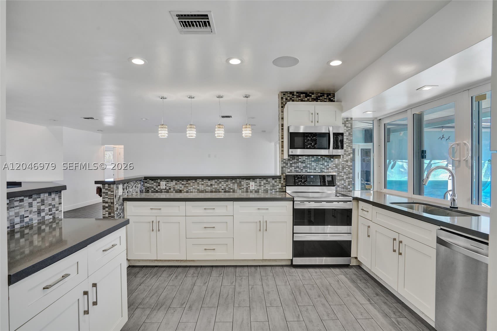 9240 54th St – photo 3