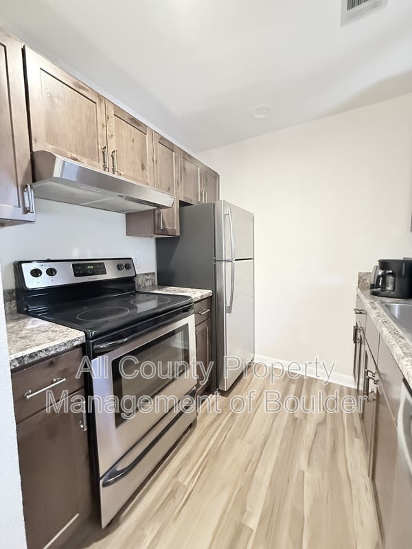 1576 Bradley Drive – photo 3