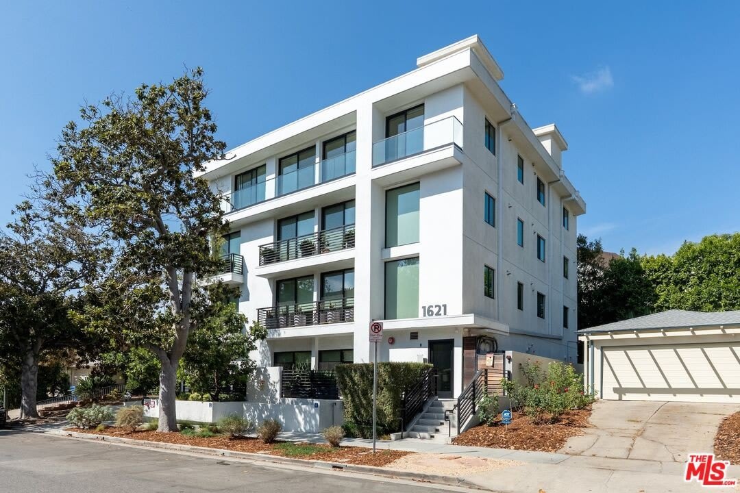 1621 Malcolm Ave – photo 2