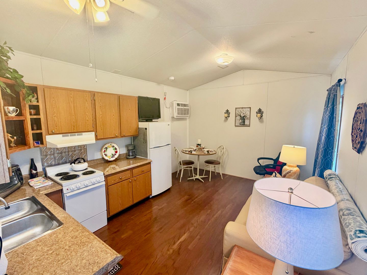 Fully Furnished Move In Ready And Budget Friendly – photo 2