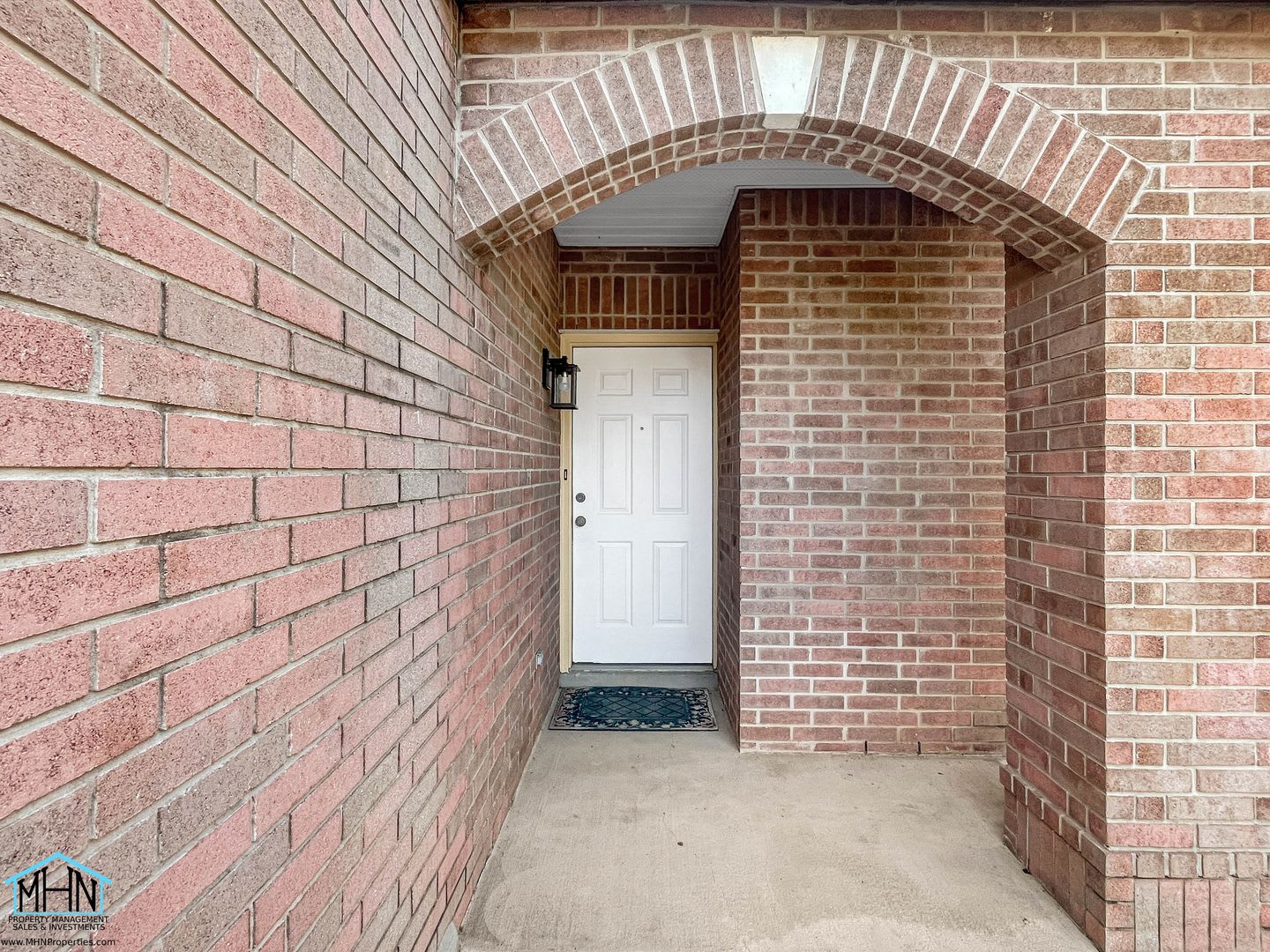 Beautifully Updated 2-Story 3-Bedroom, 2.5-Bathroom Gem Nestled in the Heart of San Antonio! – photo 2