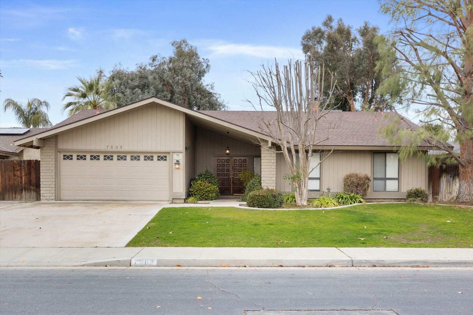 Beautiful Laurelglen Home with Lush Landscaping! – photo 2
