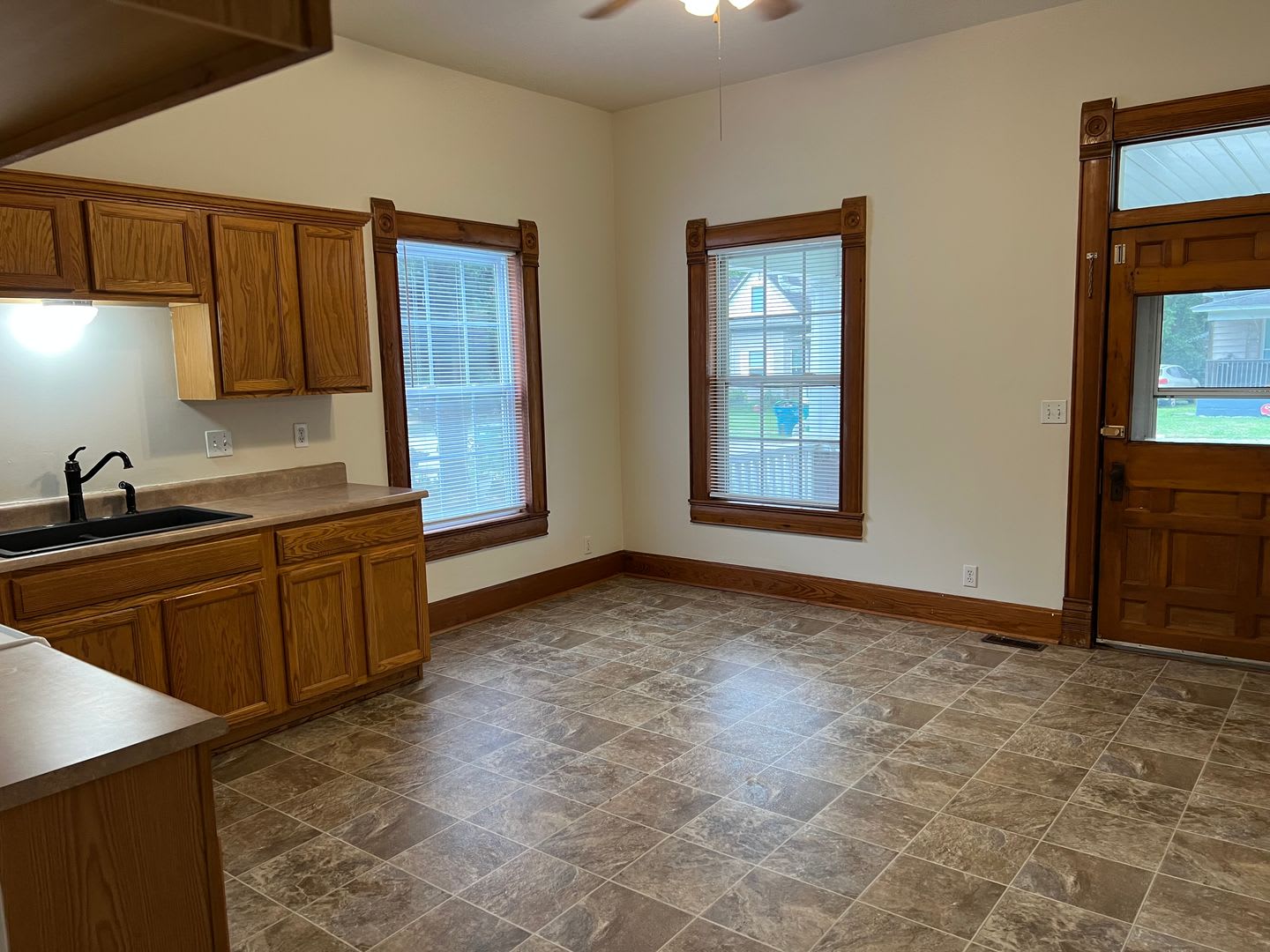 North Springfield 3 Bed / 1 Bath Available! – photo 3