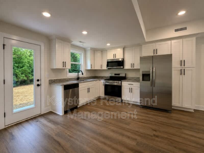 925 Ford Street – photo 3