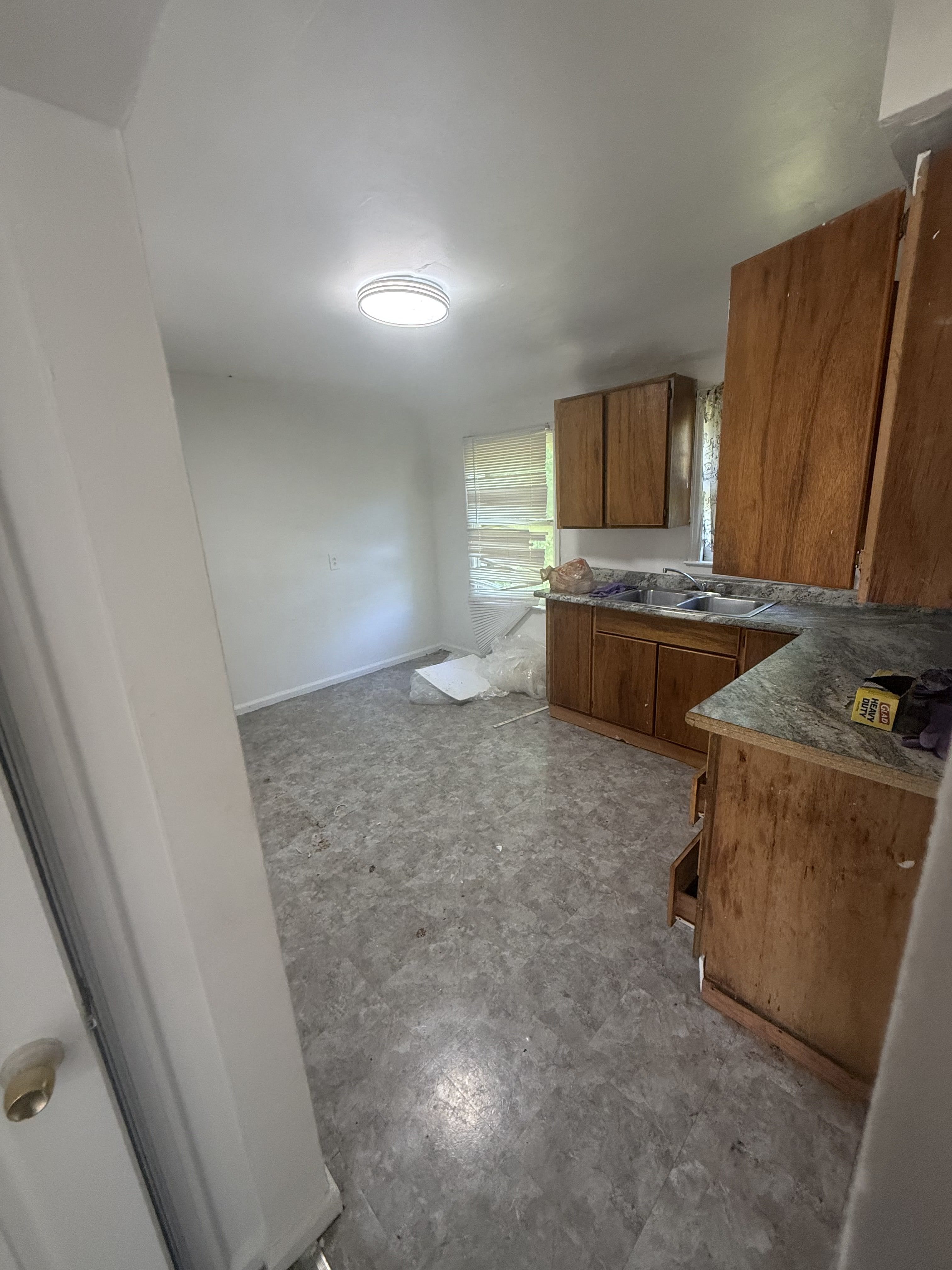 5210 Dupont St – photo 3