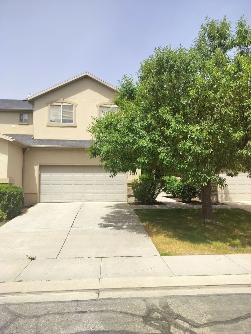 Modern 3 Bed 2.5 Bath Lehi Townhome Near Thanksgiving Point – photo 2