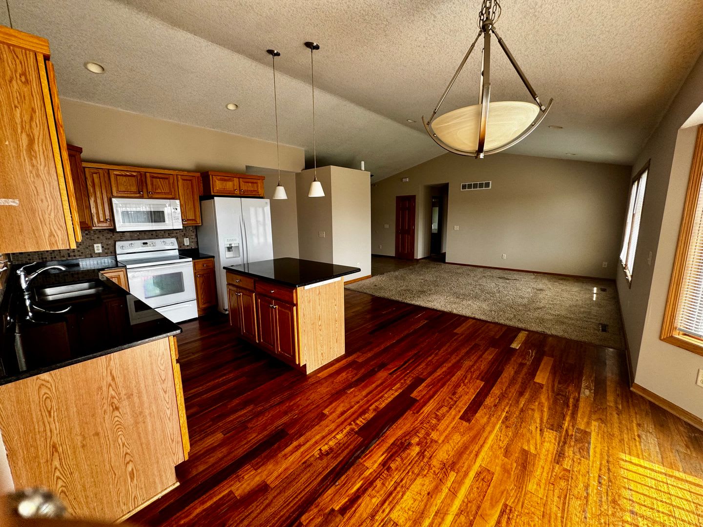 A Home You Ll Be Proud To Call Your Own Nw Desirable Badger Hill Neighborhood 4Bedroom 3Bathroom 3Car Attached Garage – photo 4