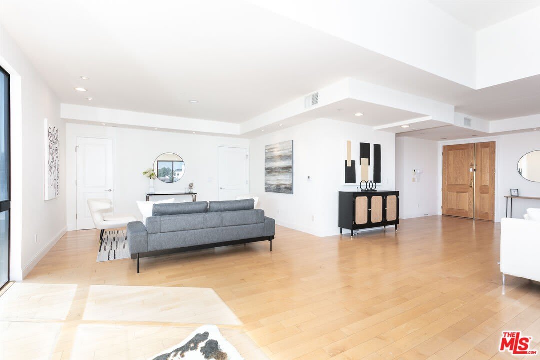 121 S Canon Dr – photo 4