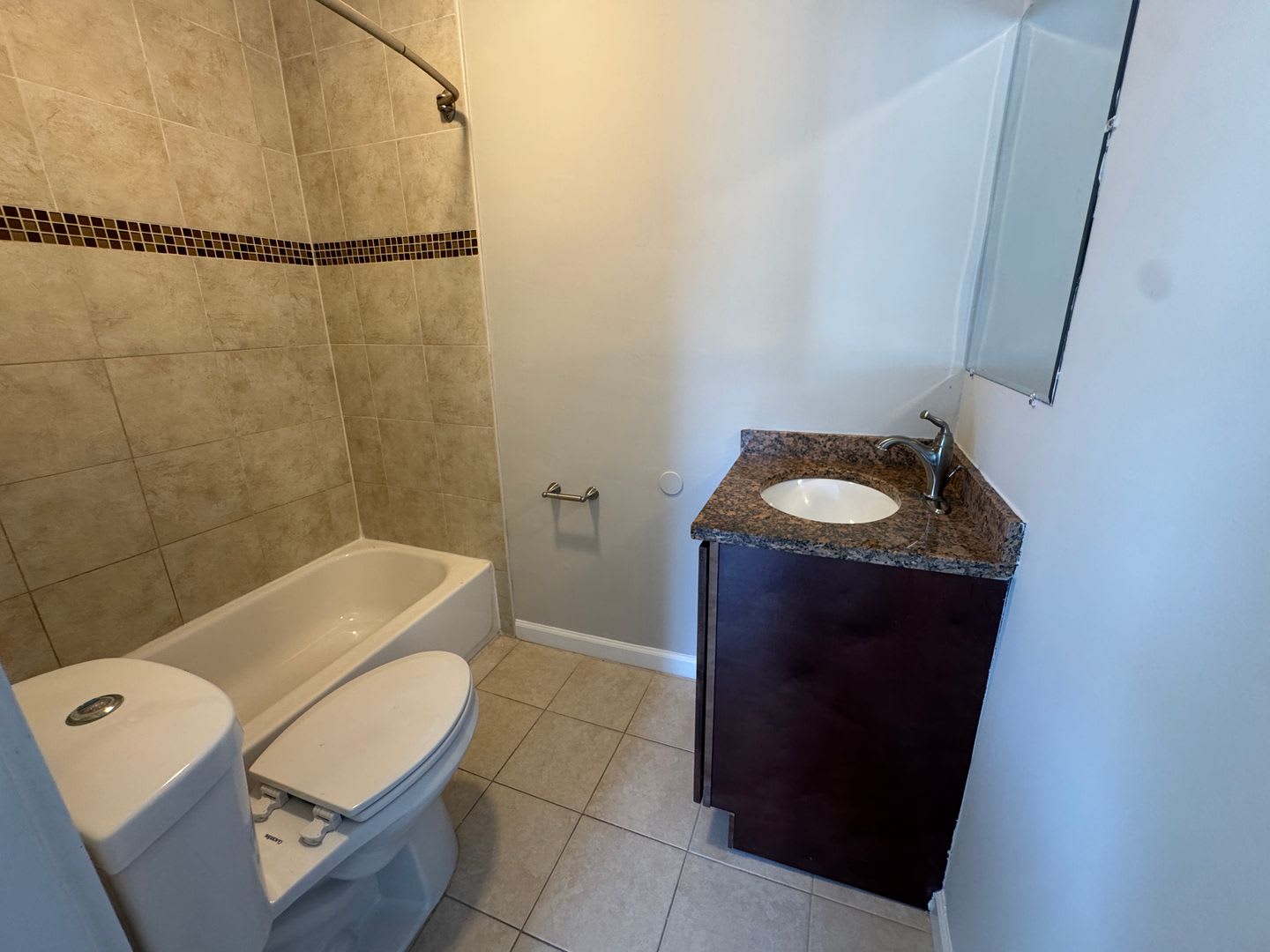 Freshly Updated!! 2 Bed Apartment – photo 4