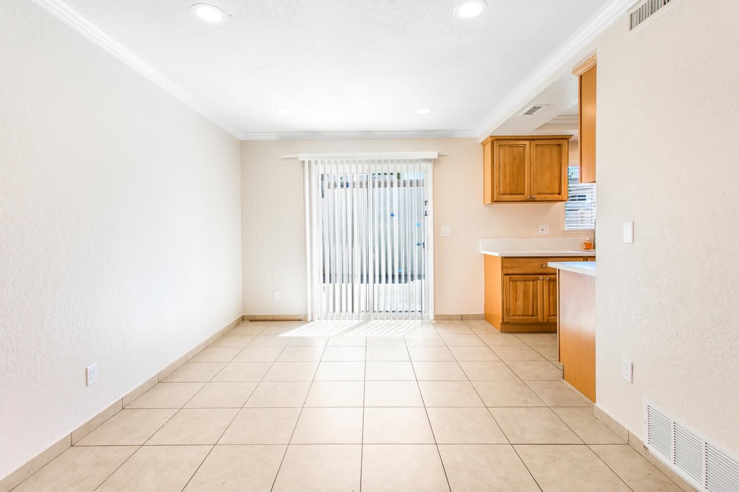 Charming 3-Bedroom Townhome in Riverside – Space, Comfort & Convenience! – photo 5