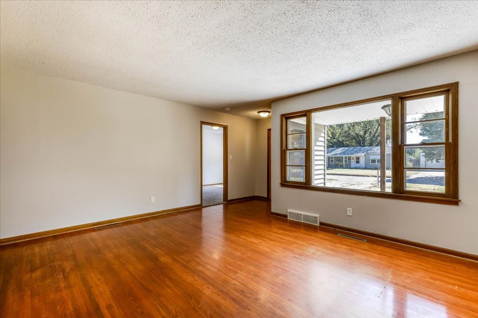 Spacious 4 Bedroom House Near 31St Seneca – photo 4