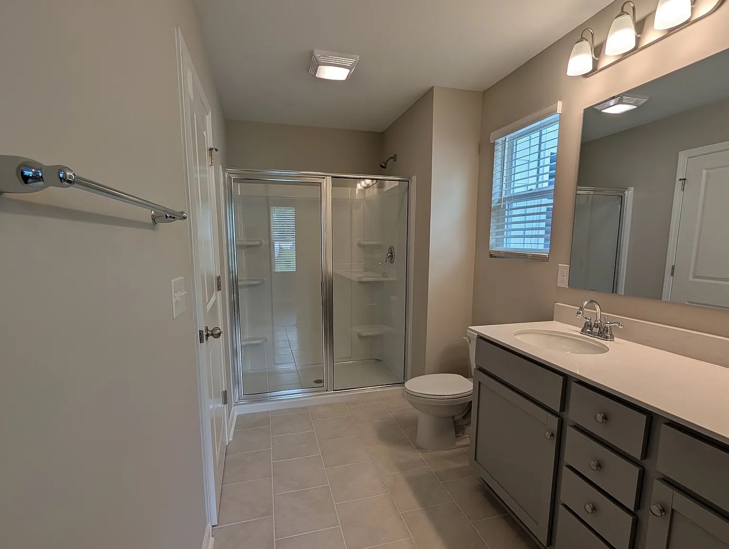 Room in 5 Bedroom Home at Reeves St – photo 1