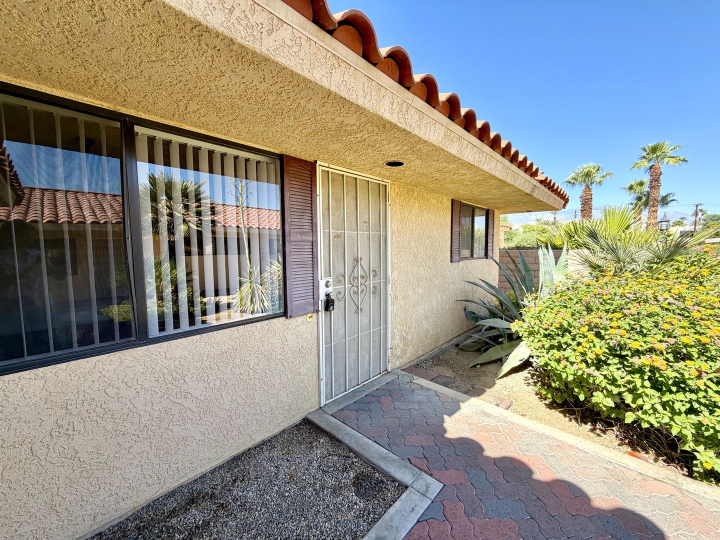 AVAILABLE NOW!!! LOVELY 2 Bedroom 1 Bathroom 55+ Apartment in Palm Desert – photo 1