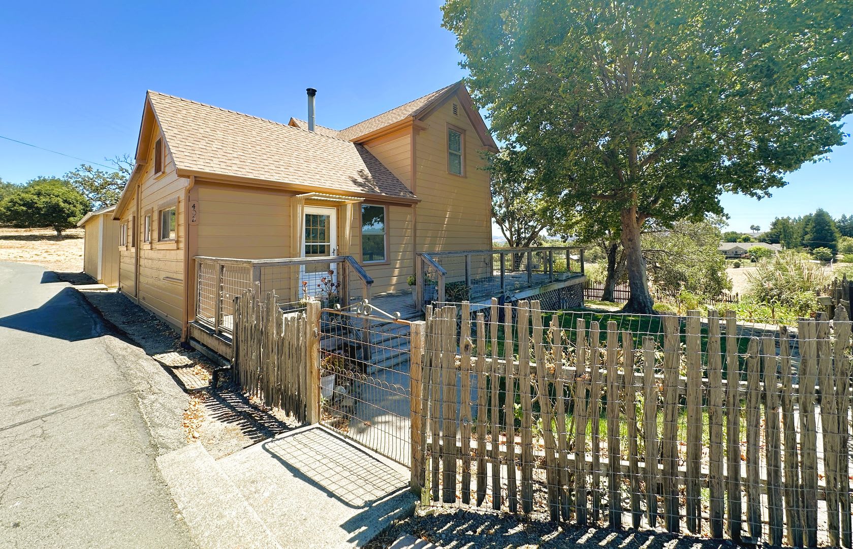 Country Home w/Garage/Workshop & Optional Animal Pasture – photo 2