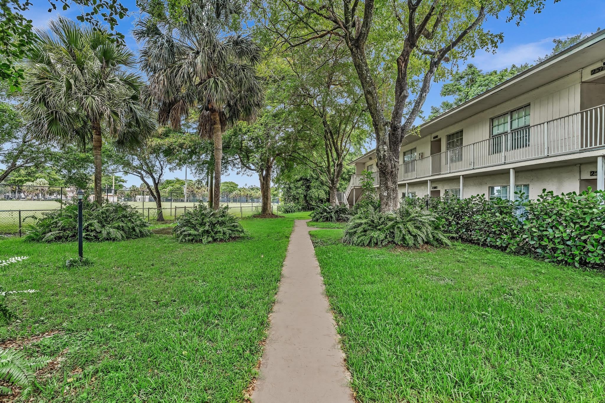 2510 Riverside Drive – photo 2
