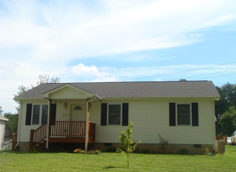 Beautiful Three Bedroom Two Full Bathroom Home Available In Radford – photo 2
