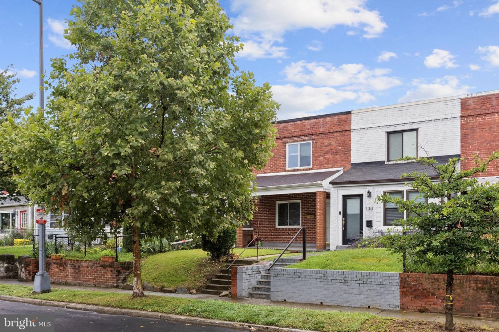 Charming 2 Bedroom Townhome Beautifully Updated And Convenient – photo 3