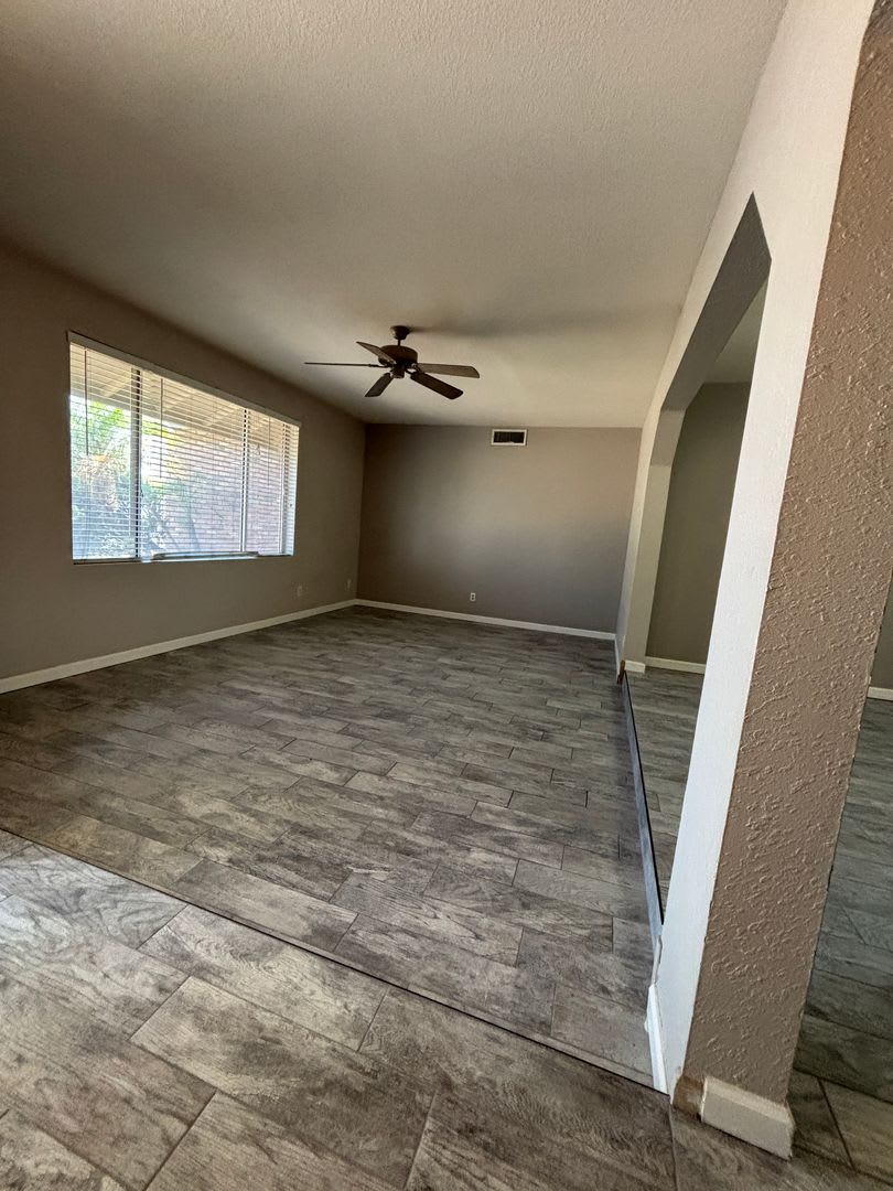 Single Family Home 2 Car Garage – photo 3