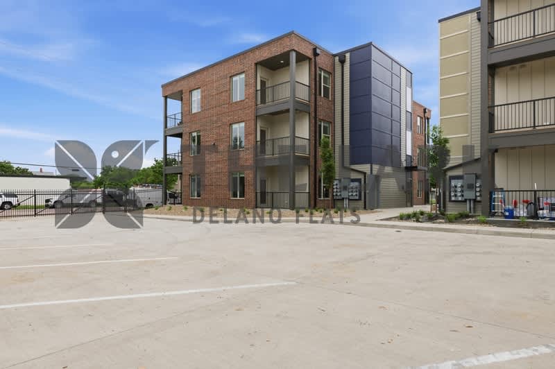 721 West Maple Street Bldg 1000 Apt 312 – photo 1