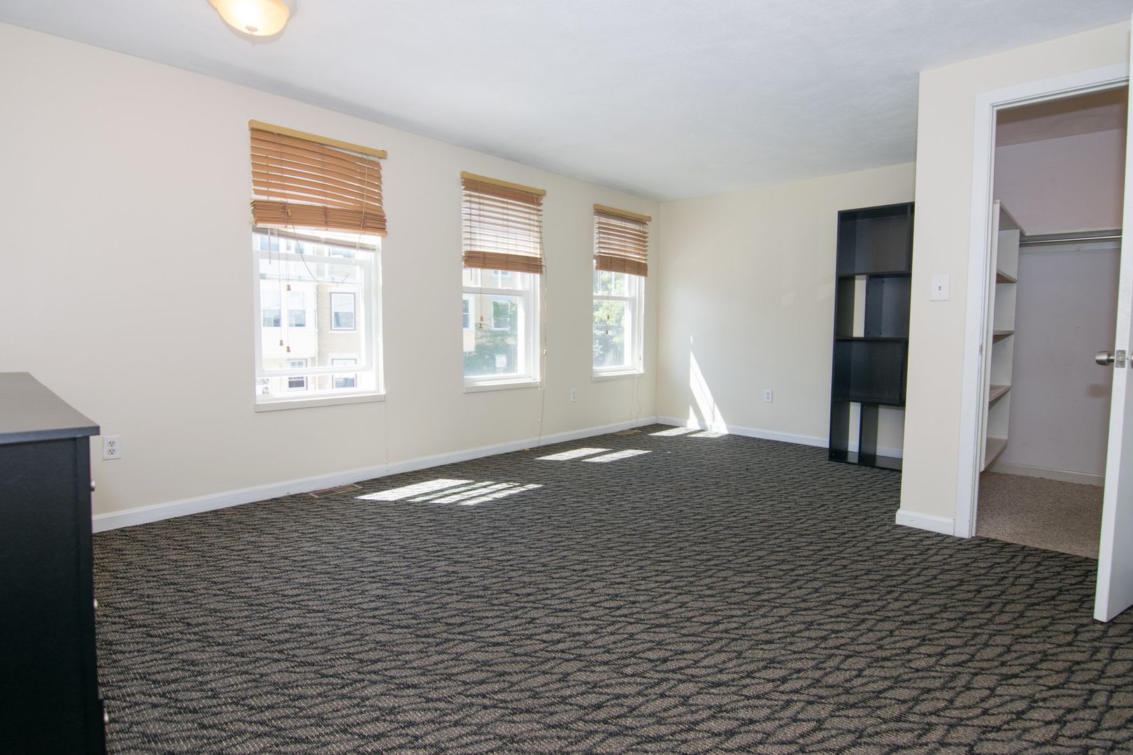 Huge Townhouse Near T W Laundry In Unit 30 Foot Ceilings In Living Room – photo 4