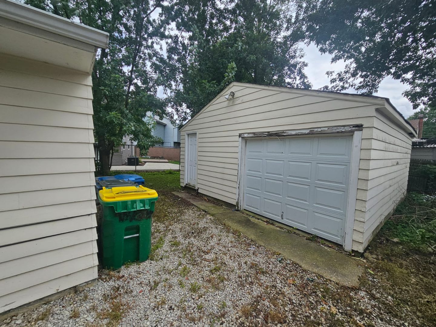 Comfortable 3-Bedroom Ranch with Garage and Private Yard – photo 3