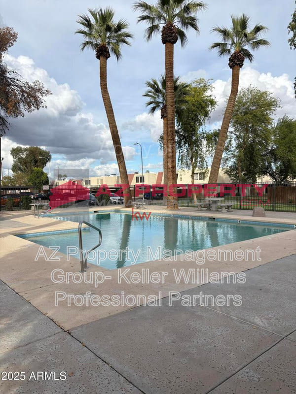 6033 W Golden Ln – photo 2