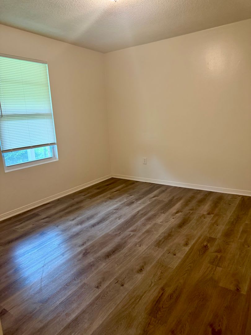 DEPOSIT SPECIAL!! 3 bedroom 2 bath LAWN CARE INCLUDED! – photo 4