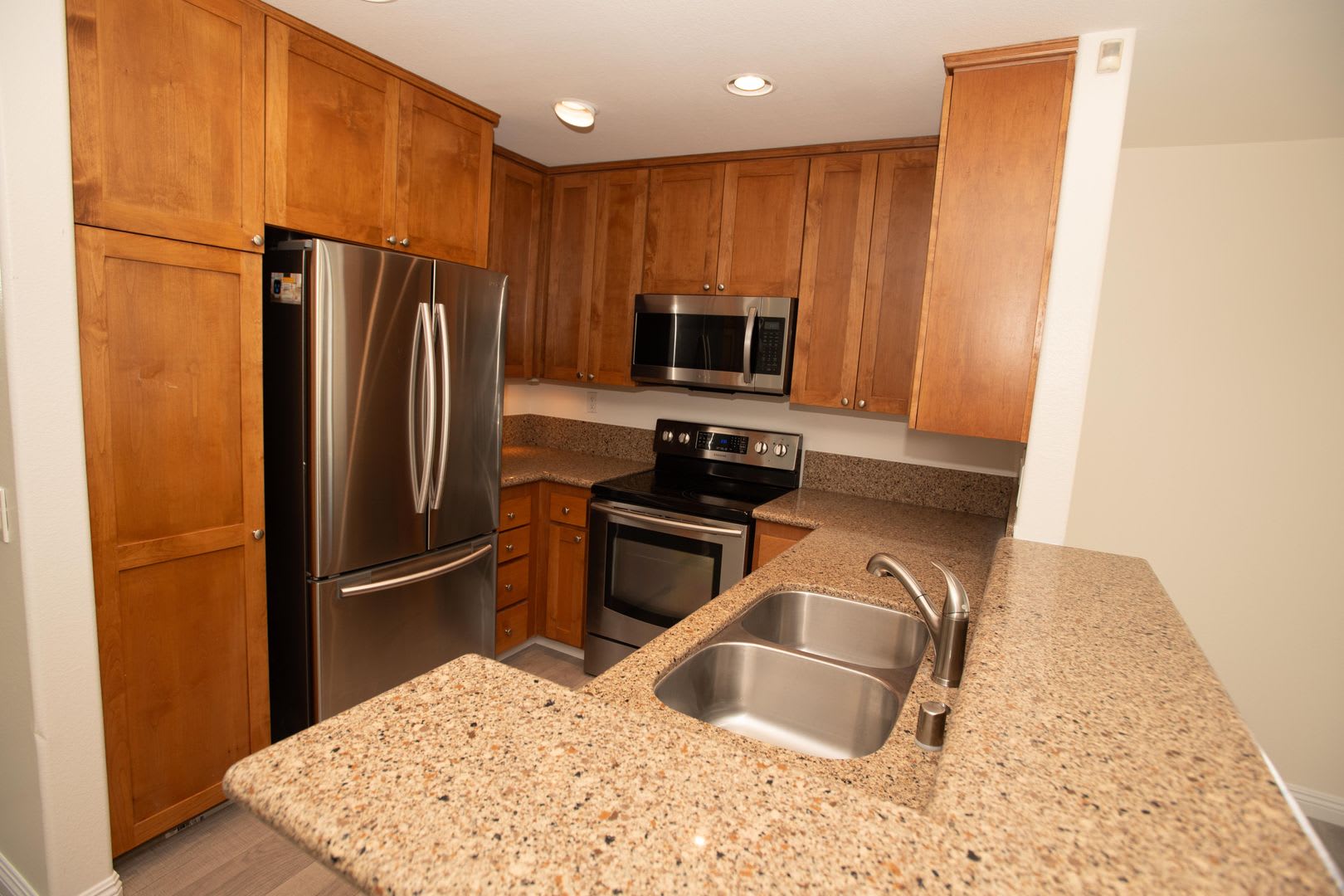 2 Bedrooms 2 Bathrooms Shoppers Paradise – photo 1