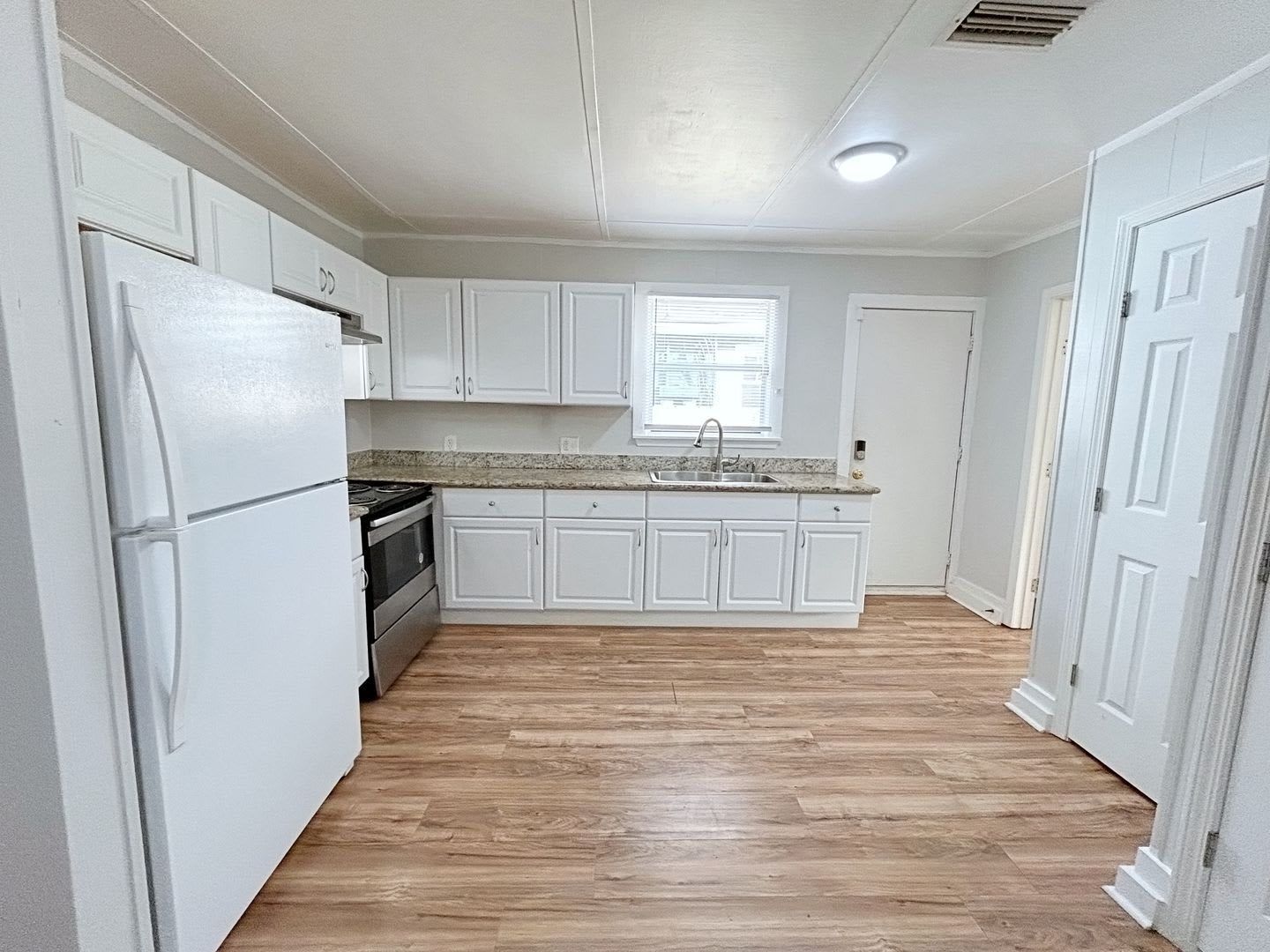 2 Bed, 2 Bath Mid City Home with Spacious Backyard – photo 3