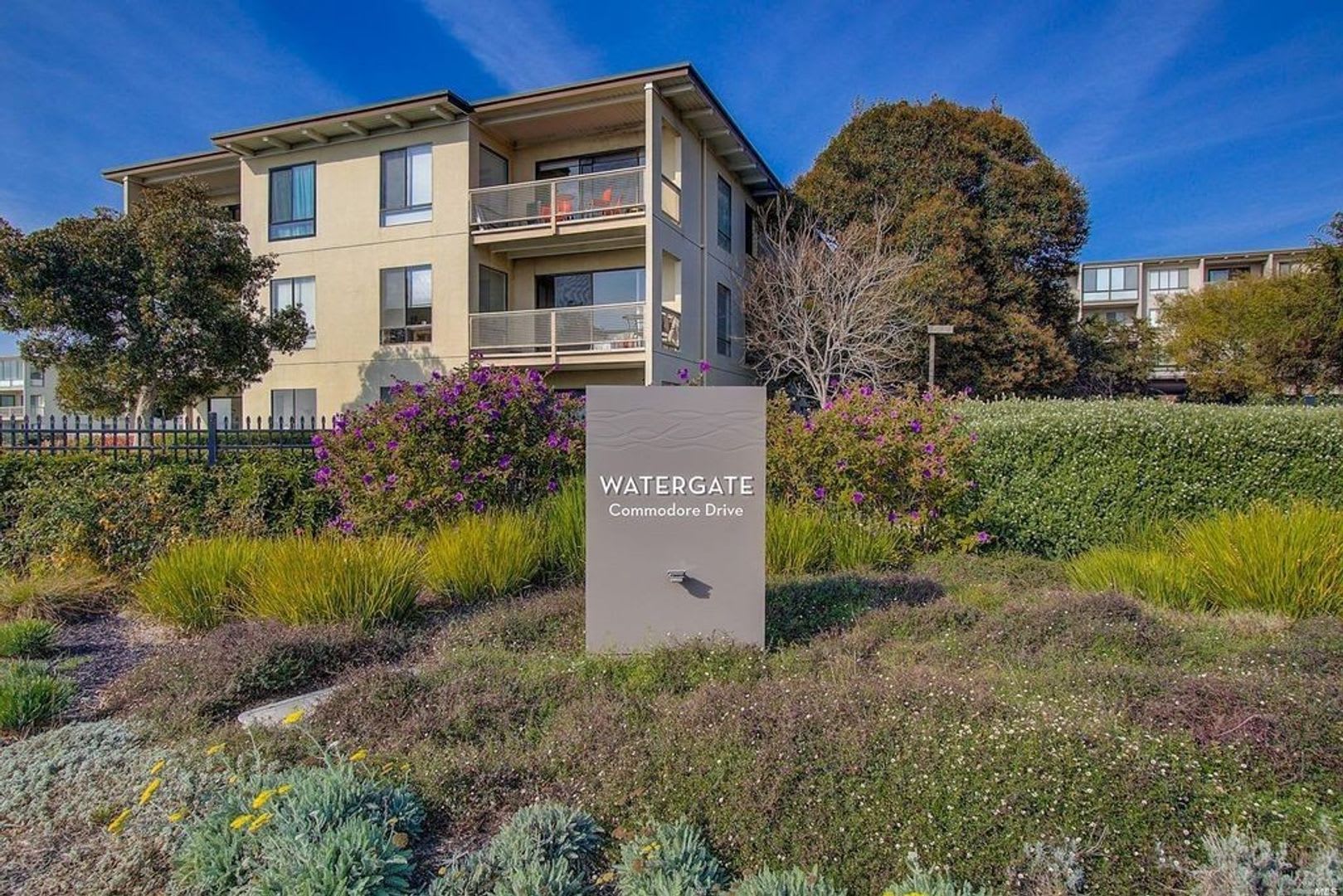 One Bedroom Condo Available in Watergate Community/Emeryville! – photo 1